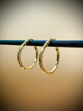 עגילים חישוק עם חריטה קוטר 20 מיימ זהב צהוב 14K